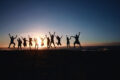 Group of people jumping at the beach at sunset©Belle co / Pexels